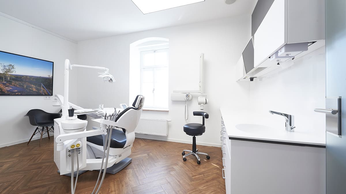 Neusorg Praxis Zahnarzt Behandlungsraum